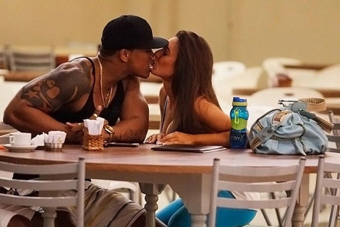 Nicole Bahls e Léo Santana malham juntos e trocam beijos no Rio