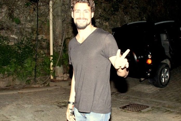 Cauã Reymond está fazendo aulas de violino para protagonizar filme