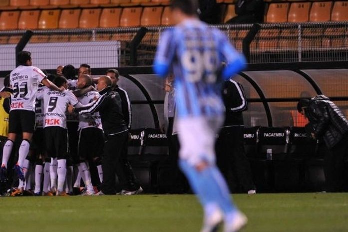 Com 9, líder Corinthians segura Grêmio, vence e recupera fôlego