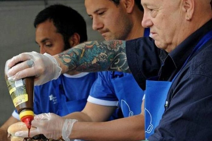 Angry Anderson (à direita) participa da tentativa do recorde.