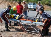 Motoqueiro perde o controle e colide em traseira de veículo na BR 101