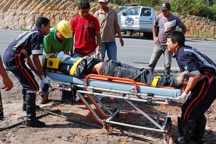 Motoqueiro perde o controle e colide em traseira de veículo na BR 101