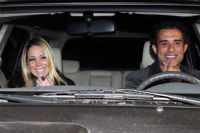 Romance? Dani Winits e Pasquim chegam juntos ao aniversário de L. Huck