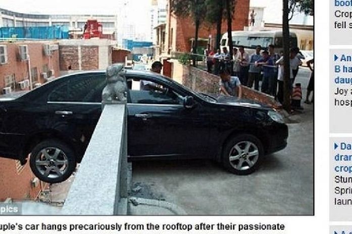 Casal dá um ‘amasso’ dentro do carro e quase cai do alto de prédio