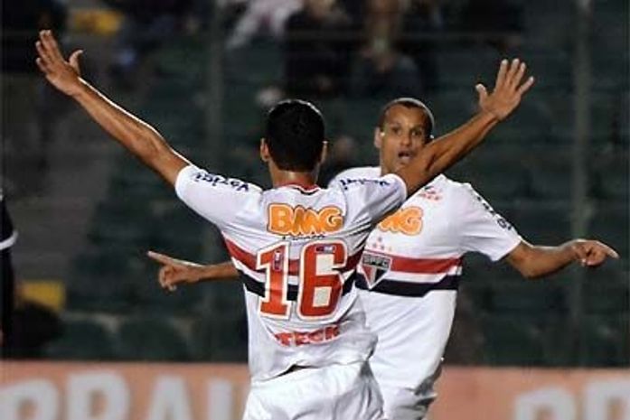 Rivaldo decide para o São Paulo.