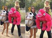 Alessandra Ambrósio deixa parque com bichos de pelúcia enormes