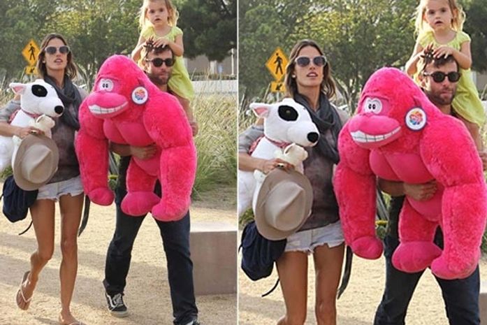 Alessandra Ambrósio deixa parque com bichos de pelúcia enormes