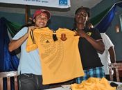 Marta recebe a camisa da seleção local.