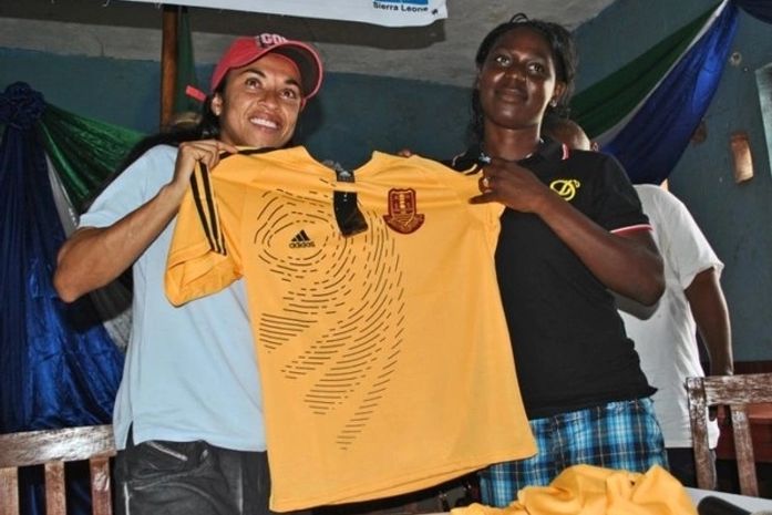 Marta recebe a camisa da seleção local.