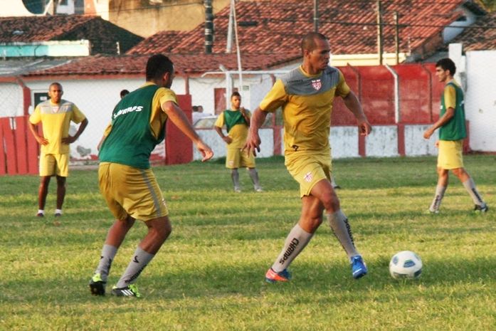 Aloísio se movimenta em treinamento.