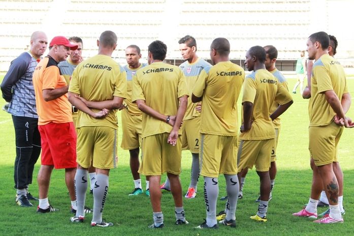 Flávio Lopes reunido com elenco do CRB
