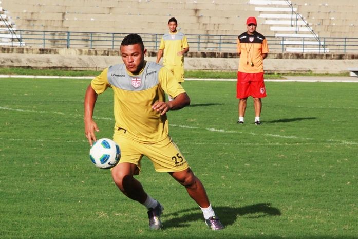 Roberto Lopes em treinamento do CRB.