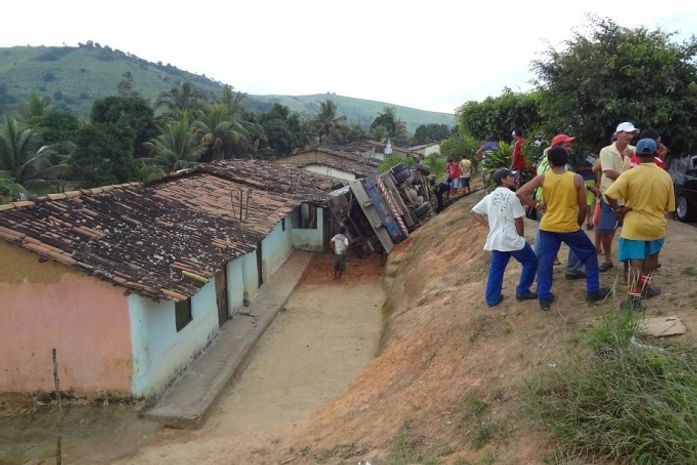 Caminhão invadiu residências após colisão