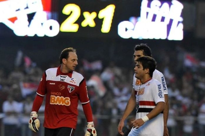 Rogério comemora jogo mil, vitória a liderança.