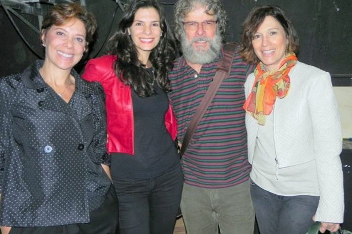 José Mayer recebe o carinho de amigas famosas após peça