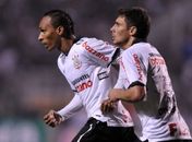 Liedson supera Felipe, Corinthians vira contra Fla e lidera isolado