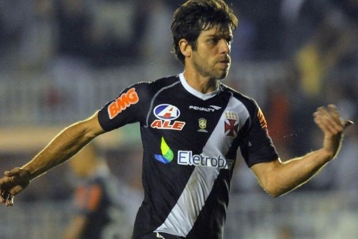 Juninho Pernambucano comemora gol.