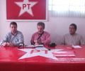 Gino César (vice-presidente do PT), Joaquim Brito (presidente do PT) e vereador Ricardo Barbosa, que representaram o PT na coletiva