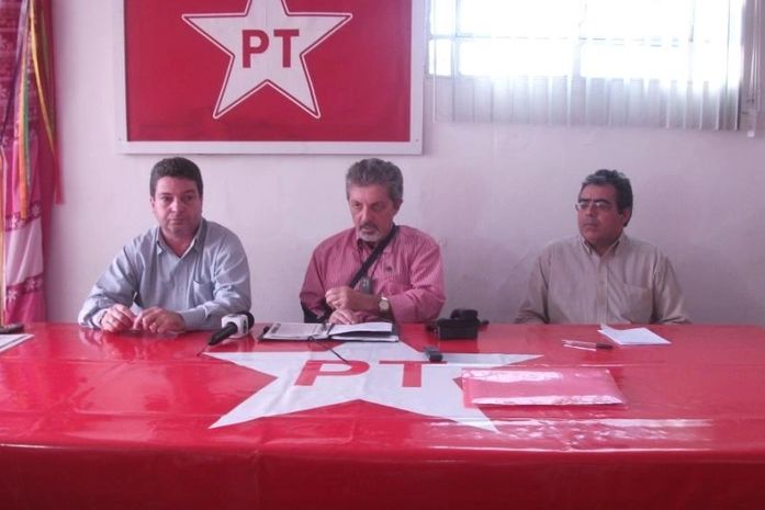 Gino César (vice-presidente do PT), Joaquim Brito (presidente do PT) e vereador Ricardo Barbosa, que representaram o PT na coletiva