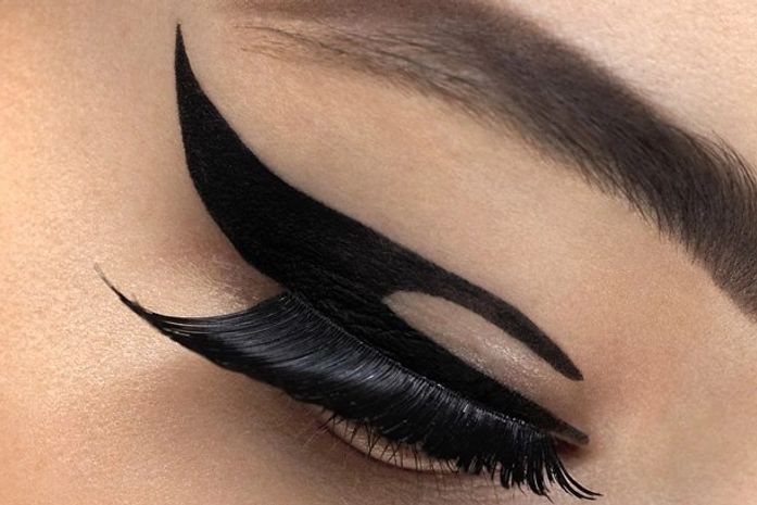 O detalhe do adesivo estilo gráfico aplicado na pálpebra da modelo