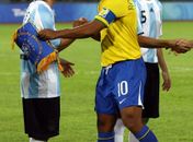 Com Brasil e Argentina em baixa, "superclássico" demora a empolgar