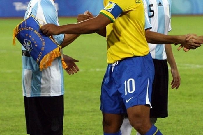 Com Brasil e Argentina em baixa, "superclássico" demora a empolgar