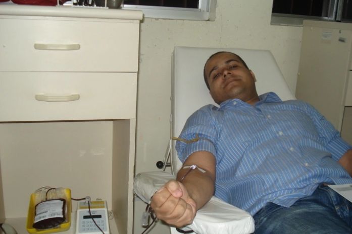 Josivaldo Ramos durante doação de sangue