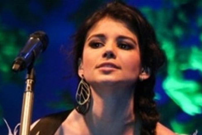 Atingida por barra de ferro, Paula Fernandes para no hospital