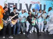 Os guitarristas do Sepultura, Jota Quest e do Capital Inicial com integrantes da bateria da escola