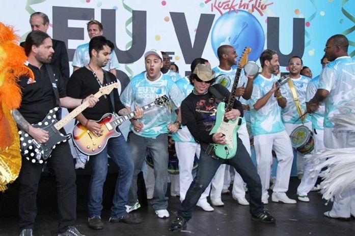 Os guitarristas do Sepultura, Jota Quest e do Capital Inicial com integrantes da bateria da escola