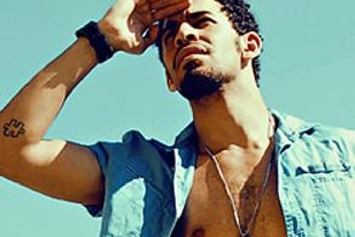 Irmão de Sheron Menezzes faz ensaio como modelo