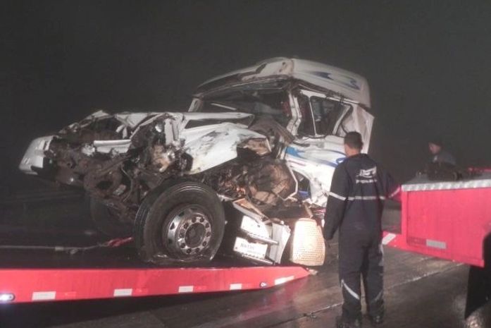 Imigrantes fica bloqueada mais de 20 horas após engavetamento