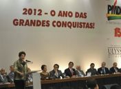 Renan observa a presidente Dilma elogiar e agradecer o apoio do PMDB na Câmara e no Senado.