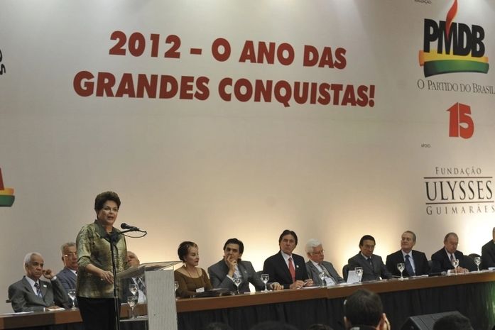 Renan observa a presidente Dilma elogiar e agradecer o apoio do PMDB na Câmara e no Senado.