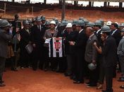 A mil dias da Copa, Dilma visita Mineirão e ganha camisa do Atlético-MG