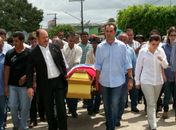 Multidão acompanha sepultamento do presidente da câmara de Carneiros