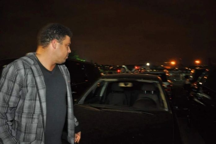 Ronaldo entala no próprio carro; segurança dele xinga a imprensa