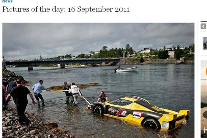 Ferrari para dentro do mar no Canadá após piloto perder controle