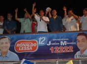 Junior Miranda (camisa branca) e microfone na mão