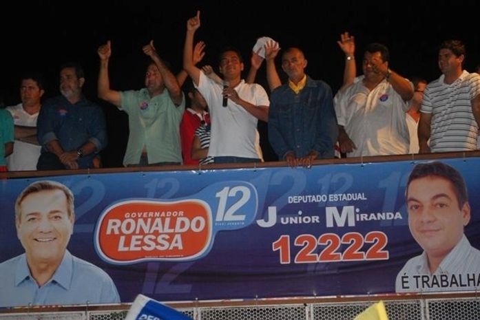 Junior Miranda (camisa branca) e microfone na mão