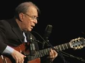 João Gilberto devolve apartamento a condessa, diz jornal