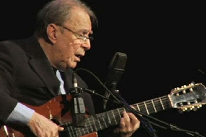 João Gilberto devolve apartamento a condessa, diz jornal