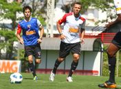 Luís Fabiano treina normalmente, faz três gols e cria até um "Negueba"