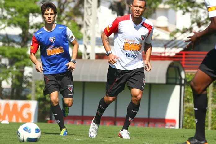 Luís Fabiano treina normalmente, faz três gols e cria até um "Negueba"