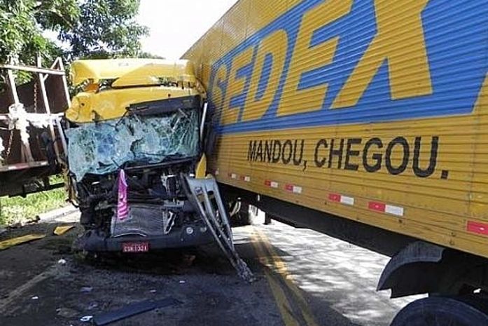 Acidente com caminhão dos Correios, na BR-104, deixa uma vítima fatal