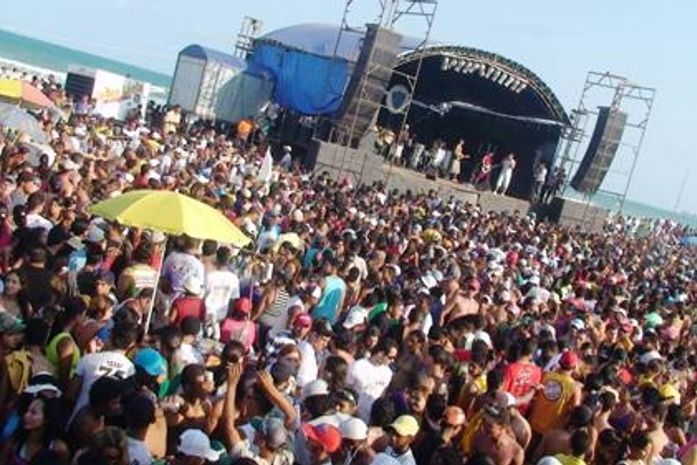 Julinho porradão comanda o maior arrastão carnavalesco do litoral sul.