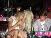 Lindsay Lohan comemora aniversário da mãe em casa noturna