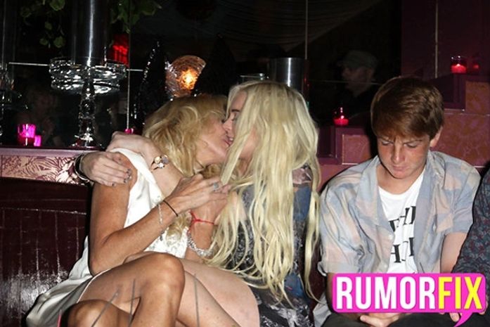 Lindsay Lohan comemora aniversário da mãe em casa noturna