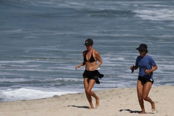 Aos 48 anos, Andréa Beltrão mostra corpo sarado