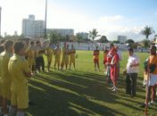 Treinador com os comandados.
